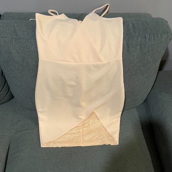 Peach dress with lace slit - Picture 3 of 4